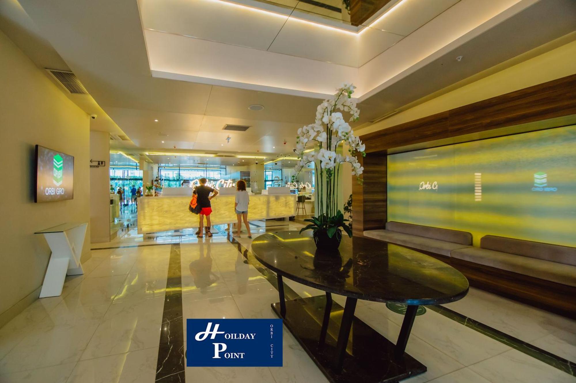 Holiday Point Orbi City Batumi Bagian luar foto